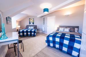 En eller flere senge i et værelse på SPACIOUS & MODERN 3-BED & High Ceiling