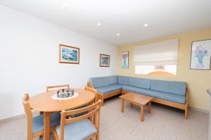 A seating area at Apartamentos Xaloc HRC
