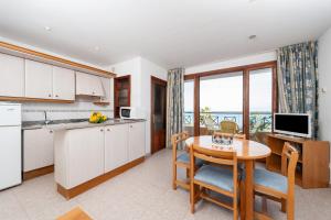 A kitchen or kitchenette at Apartamentos Xaloc HRC