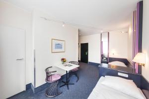 Postel nebo postele na pokoji v ubytování Hotel Mirage Düsseldorf-Neuss