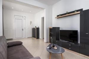 A television and/or entertainment centre at Casa Centrale ad Argostoli!