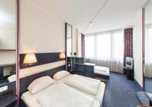 Postel nebo postele na pokoji v ubytování Hotel Mirage Düsseldorf-Neuss
