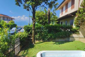 a bath tub in a yard next to a building at Villa Vittoria - Acqua, Aria, Sole e Relax in Sirmione