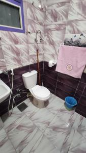 A bathroom at the flowers apartment Még 19 kép