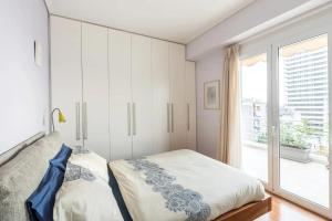 Ένα ή περισσότερα κρεβάτια σε δωμάτιο στο Skyview Penthouse / Central Athens