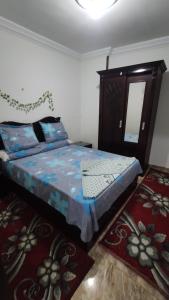 A bed or beds in a room at the flowers apartment