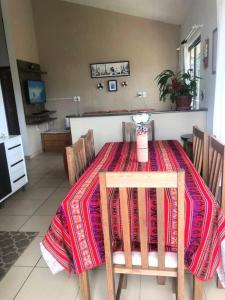 Η κουζίνα ή μικρή κουζίνα στο Casa da Jô Garopaba +9 φωτογραφίες