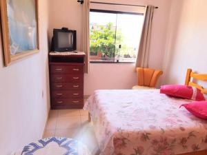 Ένα ή περισσότερα κρεβάτια σε δωμάτιο στο Casa da Jô Garopaba