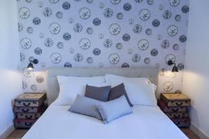 1 dormitorio con 1 cama con placas azules y blancas en la pared en Adelina Guesthouse en Roma