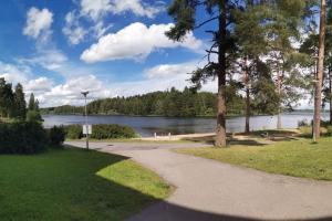 Una pasarela que conduce a un lago con un banco. en Huoneisto 452 Span viereisessä talossa 4krs, en Kilvakkala
