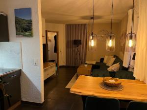 TV a/nebo společenská místnost v ubytování Ferienappartement Schwarzwaldeck in Todtnauberg