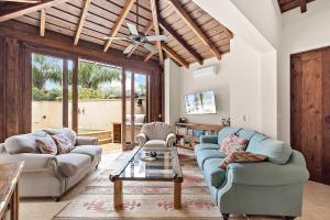 a living room with two couches and a table at Beautiful Villa Walk to Beach in Playa Danta