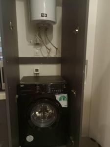 OuakamにあるStudio de Mermozの小さな部屋に洗濯機と乾燥機があります。