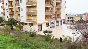 un gran edificio de apartamentos con un gran patio en Casa Vacanze La Rocca en Matera