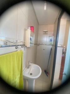 ein Badezimmer mit Waschbecken und Dusche in der Unterkunft Casa de praia em Tamandaré - Carneiros in Tamandaré