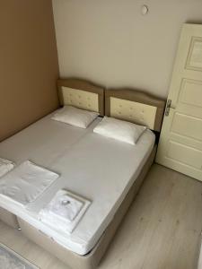 KarabükSafranbolu apartments的一间带一张铺着白色床单的小卧室