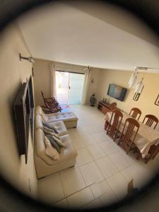 ein Wohnzimmer mit Sofa und Tisch in der Unterkunft Casa de praia em Tamandaré - Carneiros in Tamandaré
