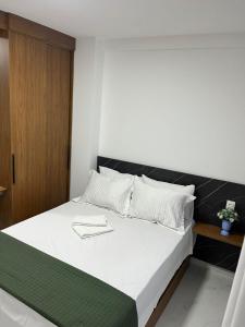 Ένα ή περισσότερα κρεβάτια σε δωμάτιο στο LocFlat106 Porto de Galinhas no centro 5min praia