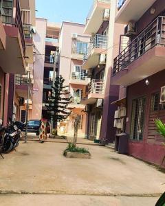 ein Gebäude mit einem im Innenhof geparkten Motorrad in der Unterkunft CosyServives in Grand Médina