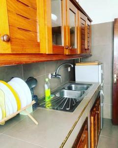 eine Küchentheke mit Spüle und Spüle in der Unterkunft CosyServives in Grand Médina