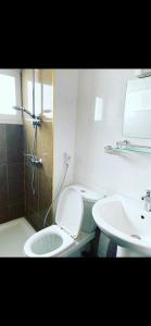 ein Badezimmer mit Toilette und Waschbecken in der Unterkunft CosyServives in Grand Médina + 9 Fotos