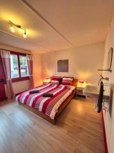 Postel nebo postele na pokoji v ubytování CASA UNO Heimeliges Chalet mitten in Spiez