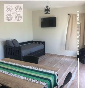 Una sala de estar con un sofá y un televisor. en Cuatro Elementos Housing, en Villa Santa Cruz del Lago 10 fotos más