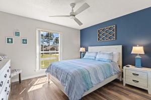 Ένα ή περισσότερα κρεβάτια σε δωμάτιο στο Navarre Oasis - Heated Saltwater Pool, Hot tub & Game room - Minutes from the beach! +36 φωτογραφίες