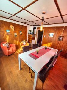 Posezení v ubytování CASA UNO Heimeliges Chalet mitten in Spiez