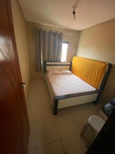 ein kleines Schlafzimmer mit einem Bett und einem Fenster in der Unterkunft Casa de praia em Tamandaré - Carneiros in Tamandaré + 6 Fotos