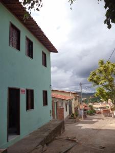 een straat in een stad met een gebouw bij Pousada Da Lú in Lençóis