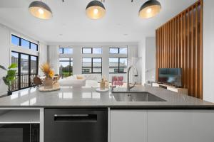 Кухня или мини-кухня в Devonport- Bayswater Luxury Home with BBQ
