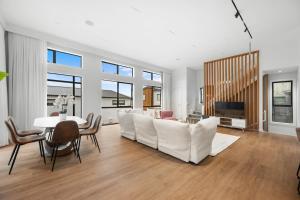 Гостиная зона в Devonport- Bayswater Luxury Home with BBQ