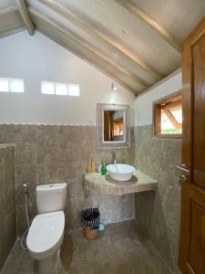 Ένα μπάνιο στο Tetebatu Flush Harmony