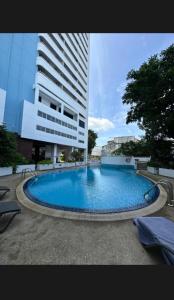 Bazén v ubytování Patong tower sea view nebo v jeho okolí