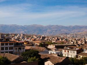 a cityscape of a city with mountains in the background at Resort Maldo in Ayacucho
