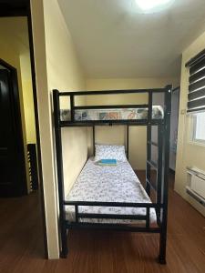 une chambre avec deux lits superposés dans une pièce dans l'établissement Tagaytay Hampton Villa, à Tagaytay