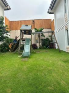 une cour avec un toboggan dans l'herbe dans l'établissement Tagaytay Hampton Villa, à Tagaytay 23 autres photos