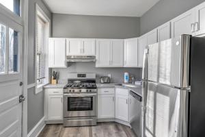 Dapur atau dapur kecil di Beautiful Rehabbed Unit in Shaw Community 4228a