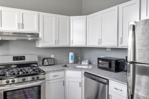 Dapur atau dapur kecil di Beautiful Rehabbed Unit in Shaw Community 4228a +15 gambar