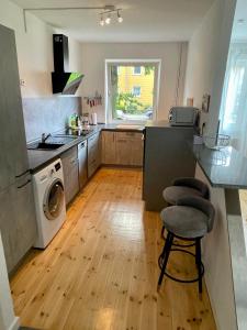 una cocina con lavadora, fregadero y estufa en City-Wohnung in Braunschweig, en Brunswick