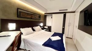 una habitación de hotel con una cama y un escritorio en MARINAS PRAIA FLAT, en João Pessoa 81 fotos más