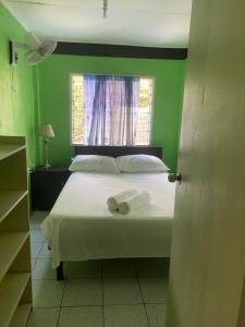 Island Home客房内的一张或多张床位