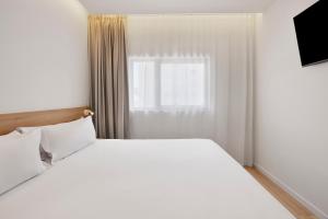 Postel nebo postele na pokoji v ubytování B&B HOTEL Viana do Castelo