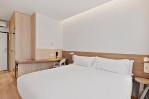 Postel nebo postele na pokoji v ubytování B&B HOTEL Viana do Castelo