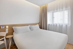 Postel nebo postele na pokoji v ubytování B&B HOTEL Viana do Castelo
