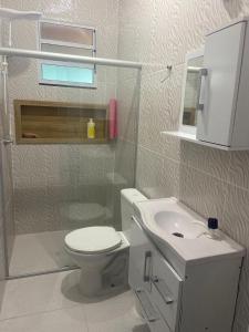 クムルサティバにあるRefúgio Serenoのトイレと洗面台付きのバスルーム