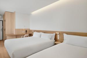 Postel nebo postele na pokoji v ubytování B&B HOTEL Viana do Castelo