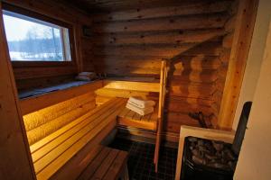 - Vistas al interior de una sauna de madera en Hottituvat, en Kosula