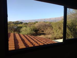 Una vista de un anfiteatro vacío desde una ventana. en El Colibrí de los Molles, en Los Molles